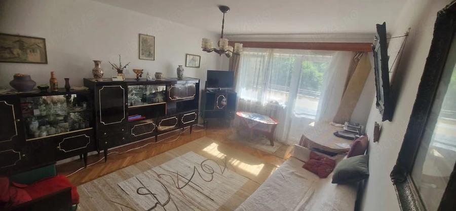 Apartament cu 3 camere decomandat în Est