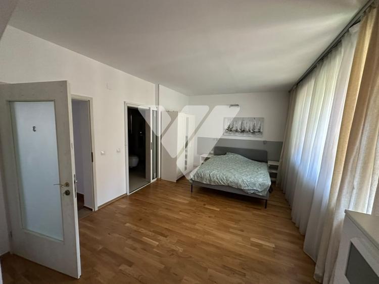 Casă individuală cu 8 camere cu Canalizare în Ștrand