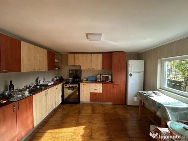 Casă cu 9 camere cu Teren 576 Mp în Malul Ursului