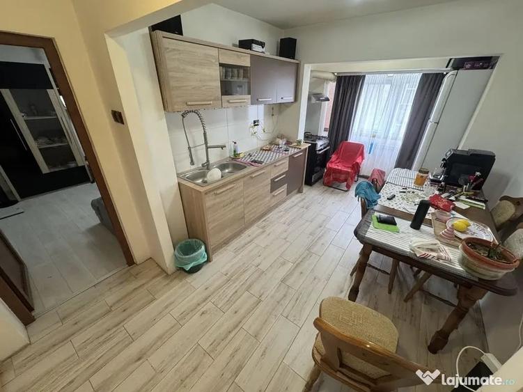 Apartament cu 3 camere decomandat în Poarta 6