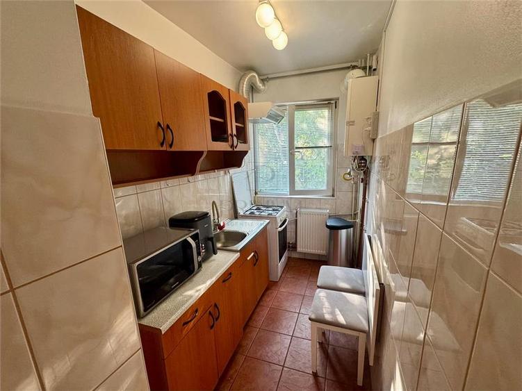 Apartament cu 2 camere semidecomandat, mobilat în Dacia