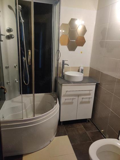 Apartament cu 3 camere decomandat în Micro 2