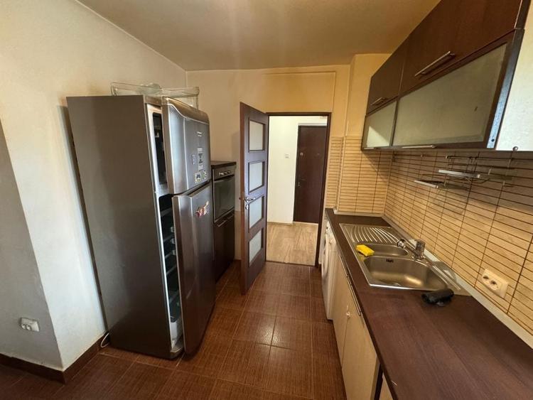 Apartament cu 3 camere semidecomandat, mobilat în Rahova
