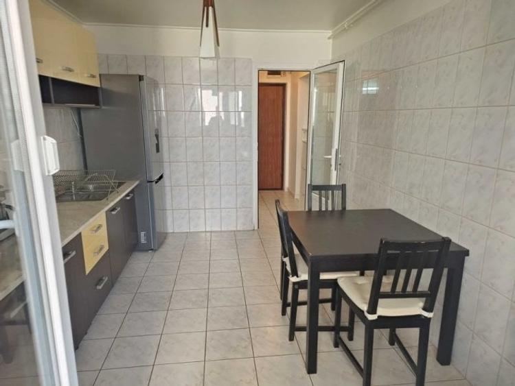 Apartament cu 3 camere semidecomandat, mobilat în Lacul Tei