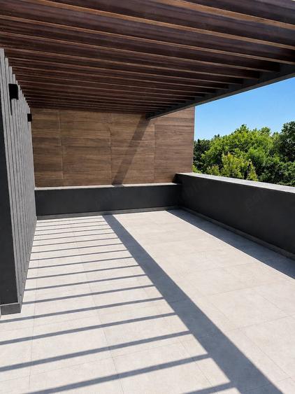 Casă cu 5 camere cu Teren 236 Mp în Central