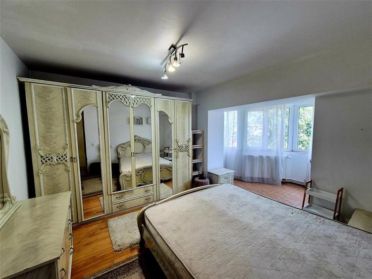 Apartament cu 3 camere decomandat în Nicolina