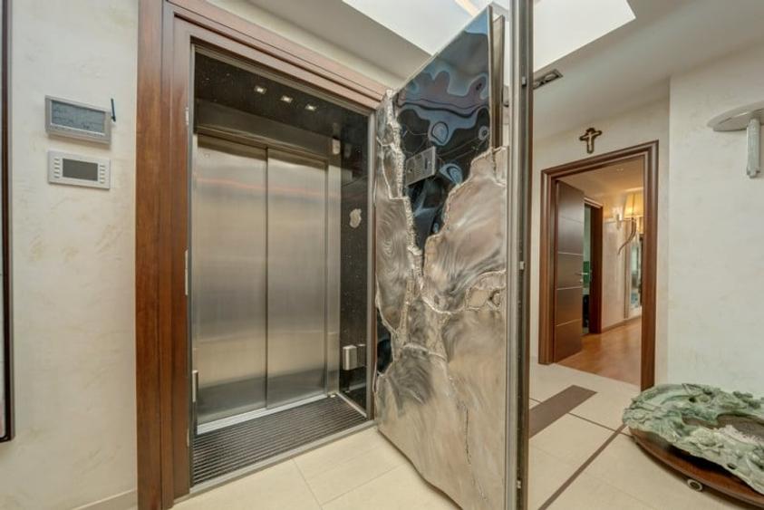 Penthouse cu 6 camere decomandat în Herăstrău