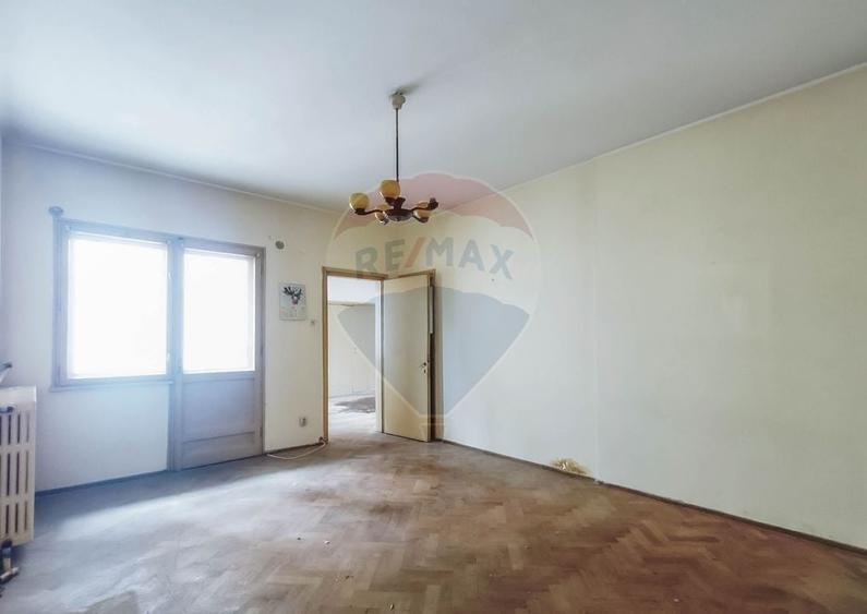 Apartament cu 3 camere semidecomandat în Magheru