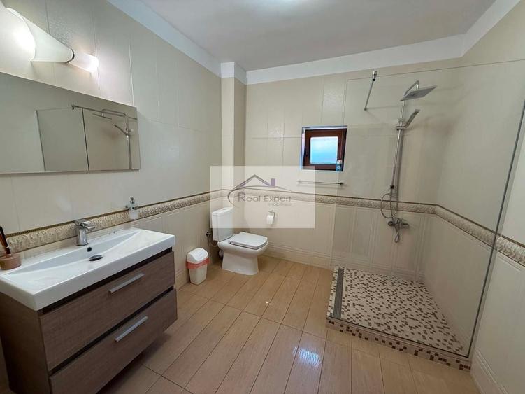 Casă individuală cu 8 camere cu Canalizare în Gruia