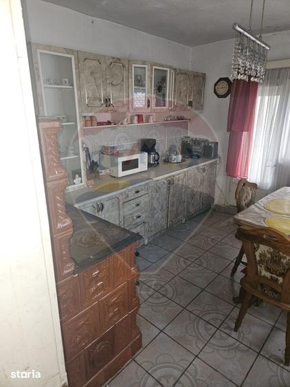 Casă cu 5 camere cu Teren 1958 Mp în Central