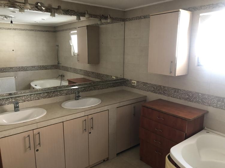 Casă cu 9 camere cu Teren 313 Mp în Pantelimon