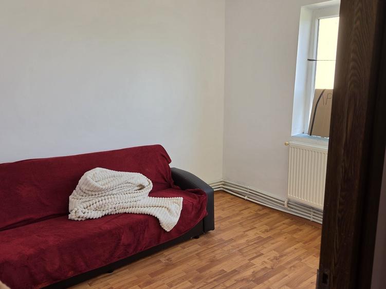 Apartament cu 3 camere semidecomandat în Central
