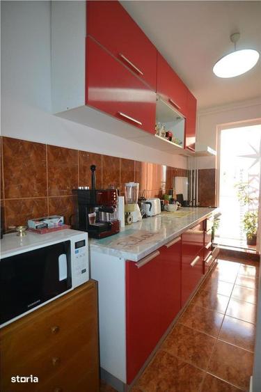 Apartament cu 3 camere decomandat în Astra