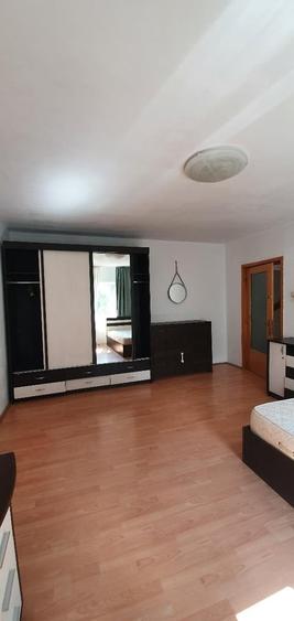 Apartament cu 3 camere decomandat în Vitan