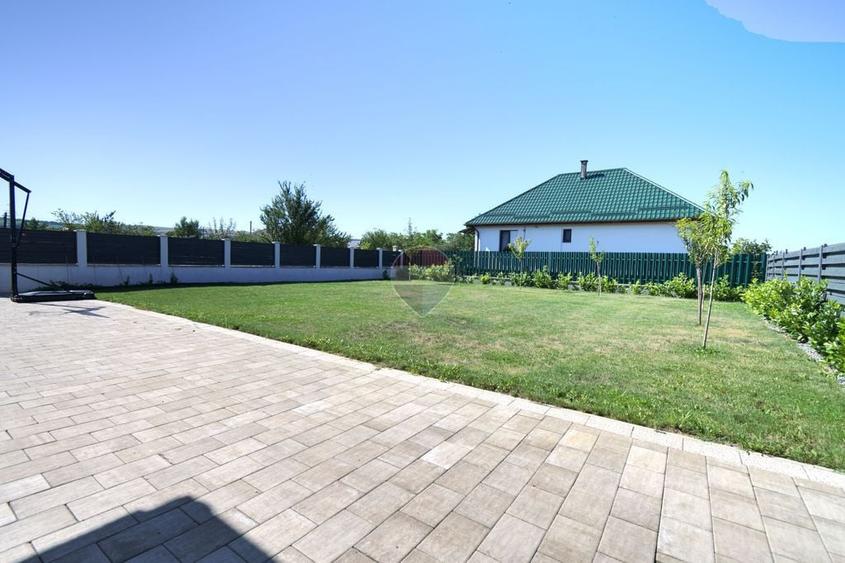 Casă cu 4 camere cu Teren 750 Mp în Jucu