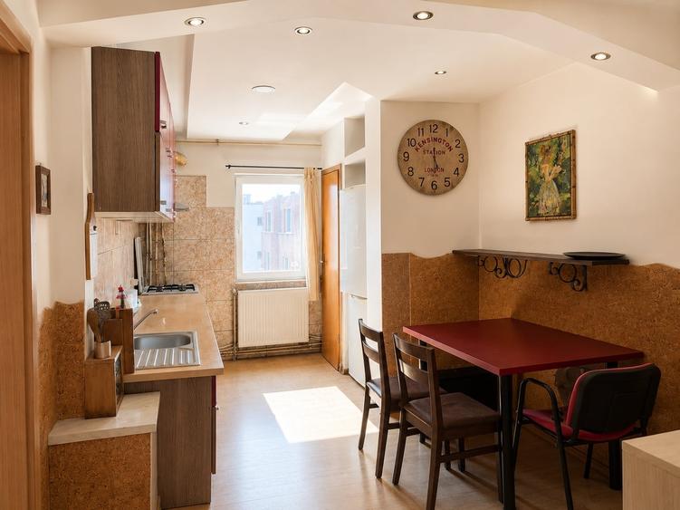 Apartament cu 3 camere în Plopilor