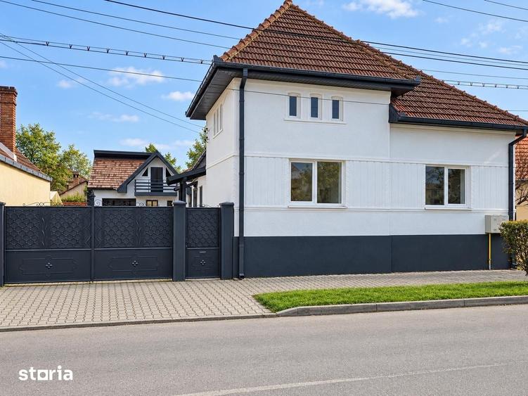 Casă cu 6 camere cu Teren 744 Mp în Lipoveni