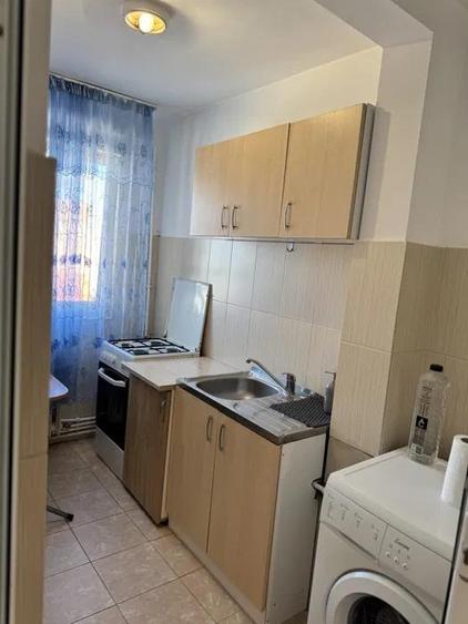 Apartament cu 3 camere nedecomandat, mobilat în Podu Roș