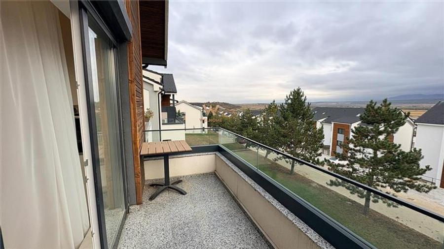 Apartament cu 3 camere decomandat în Exterior Vest