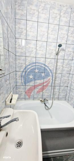 Apartament cu 3 camere semidecomandat în Craiovița Nouă