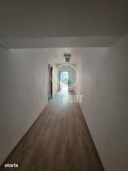 Spațiu comercial, de 400 mp, în Tei
