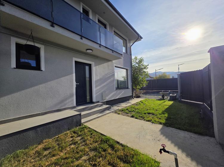 Duplex cu 4 camere decomandat cu Canalizare în Râșnov