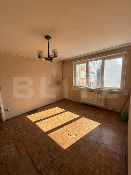 Apartament cu 3 camere semidecomandat în Central — fotografia 1