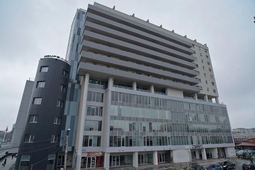 Birou, de 7,500 mp, în Central