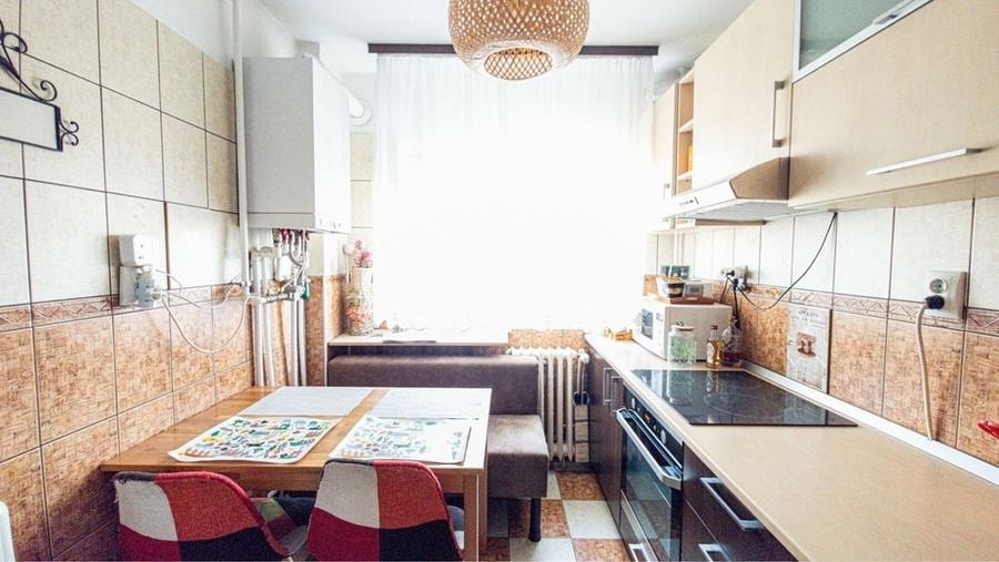 Apartament cu 3 camere semidecomandat în Costin Georgian