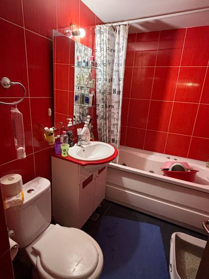 Apartament cu 3 camere decomandat, mobilat în Nicolina
