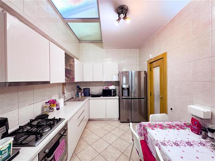 Apartament cu 4 camere semidecomandat, mobilat în Floreasca