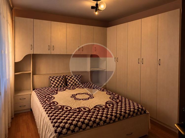 Apartament cu 3 camere semidecomandat, mobilat în Rogerius