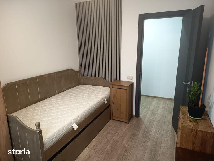 Apartament cu 3 camere semidecomandat în Mioriței