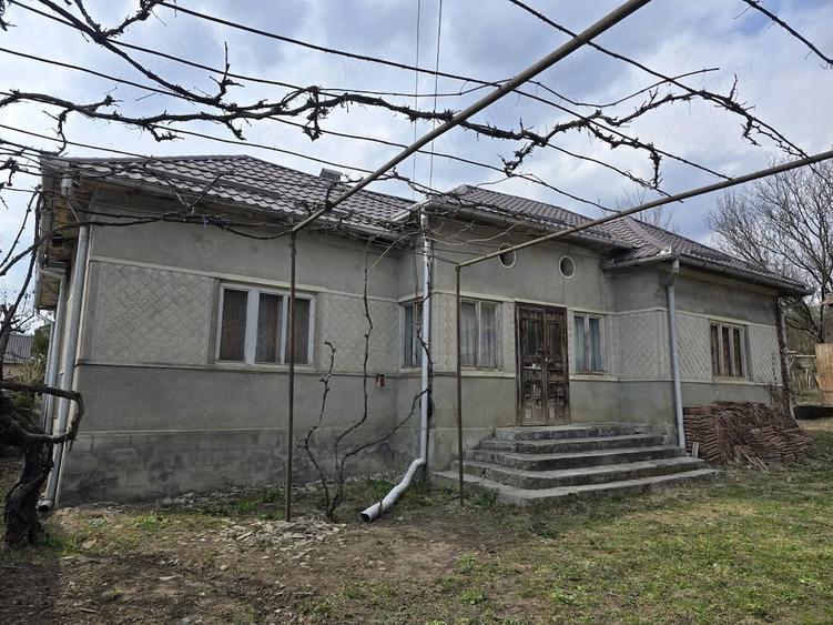 Casă cu 3 camere cu Teren 1000 Mp în Ceaca