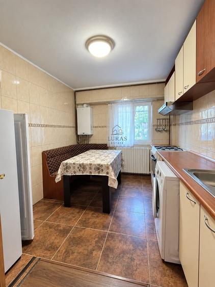 Apartament cu 3 camere decomandat, mobilat în Dacia