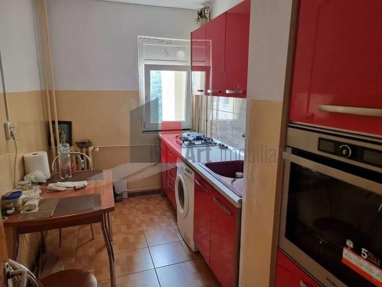Apartament cu 3 camere semidecomandat, mobilat în Baba Novac