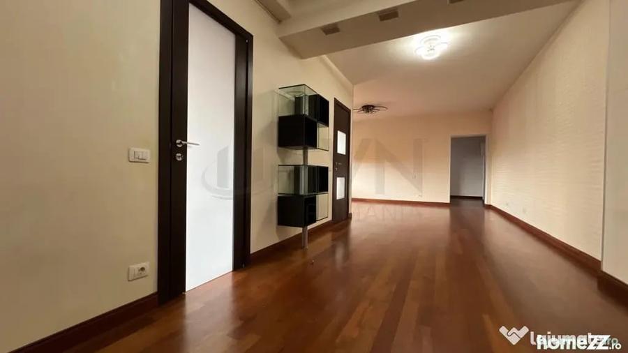 Apartament cu 6 camere decomandat în Sisești