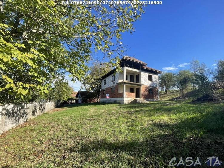 Casă individuală cu 5 camere cu Teren 3054 Mp în Urechești