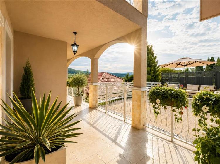 Casă individuală cu 7 camere cu Piscina în Exterior Est