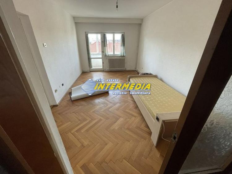 Apartament cu 3 camere decomandat în Cetate