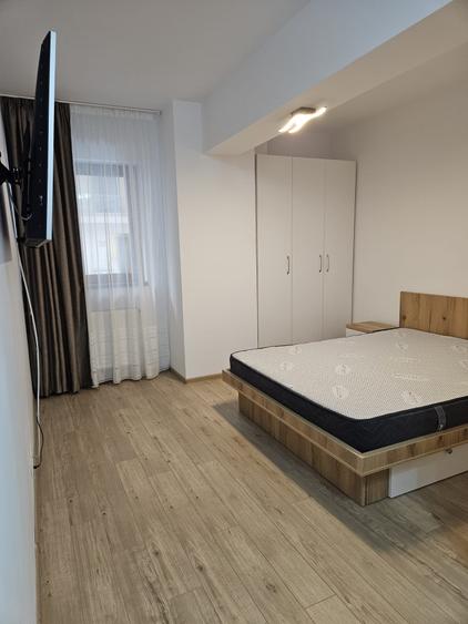 Apartament cu 3 camere semidecomandat în Drumul Taberei