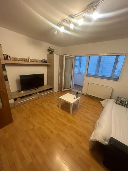 Apartament cu 3 camere decomandat în P-ța Victoriei