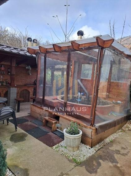 Casă cu 5 camere cu Garaj în Central