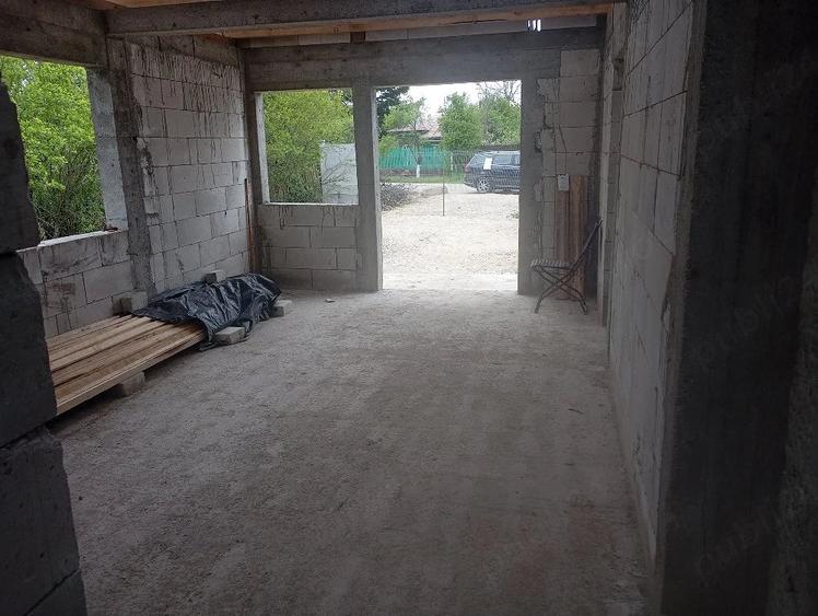 Casă cu 3 camere cu Teren 1700 Mp în Jugureni