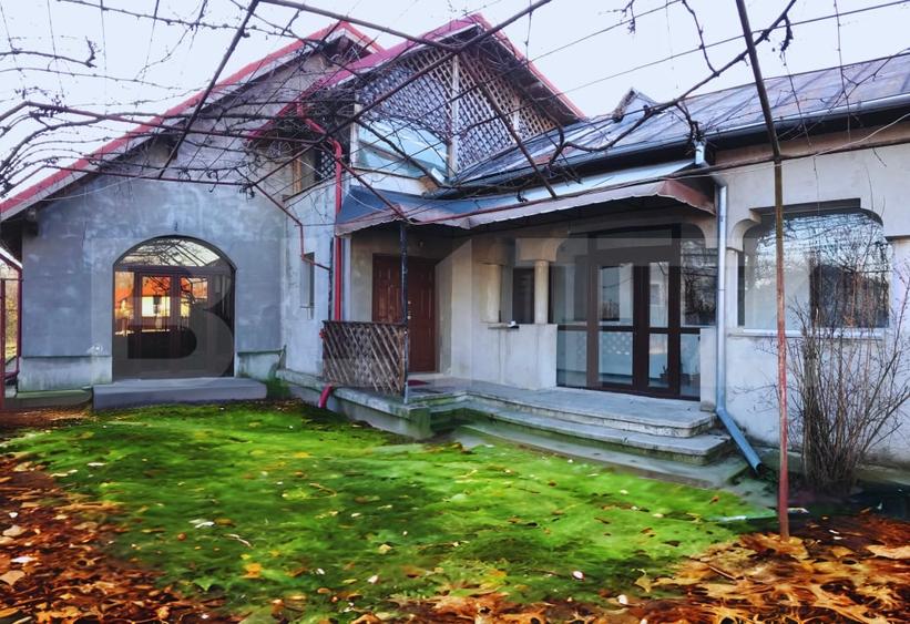 Casă individuală cu 8 camere cu Teren 1038 Mp în Lucieni