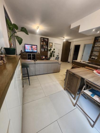 Apartament cu 2 camere semidecomandat, mobilat în Florești