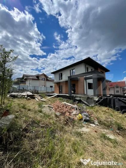 Casă cu 4 camere cu Teren 571 Mp în Dezmir