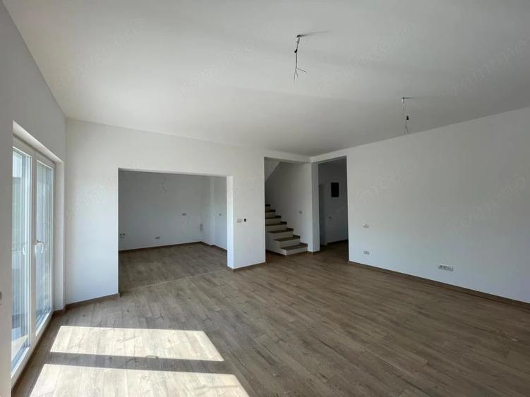 Casă cu 4 camere cu Teren 299 Mp în Ghiroda