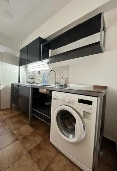 Apartament cu 3 camere decomandat, mobilat în Victoriei
