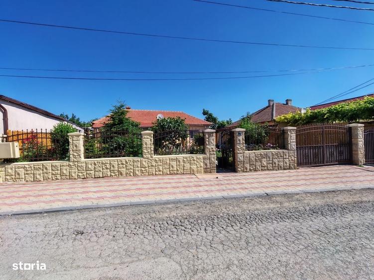 Casă cu 3 camere decomandat cu Teren 1540 Mp în Central